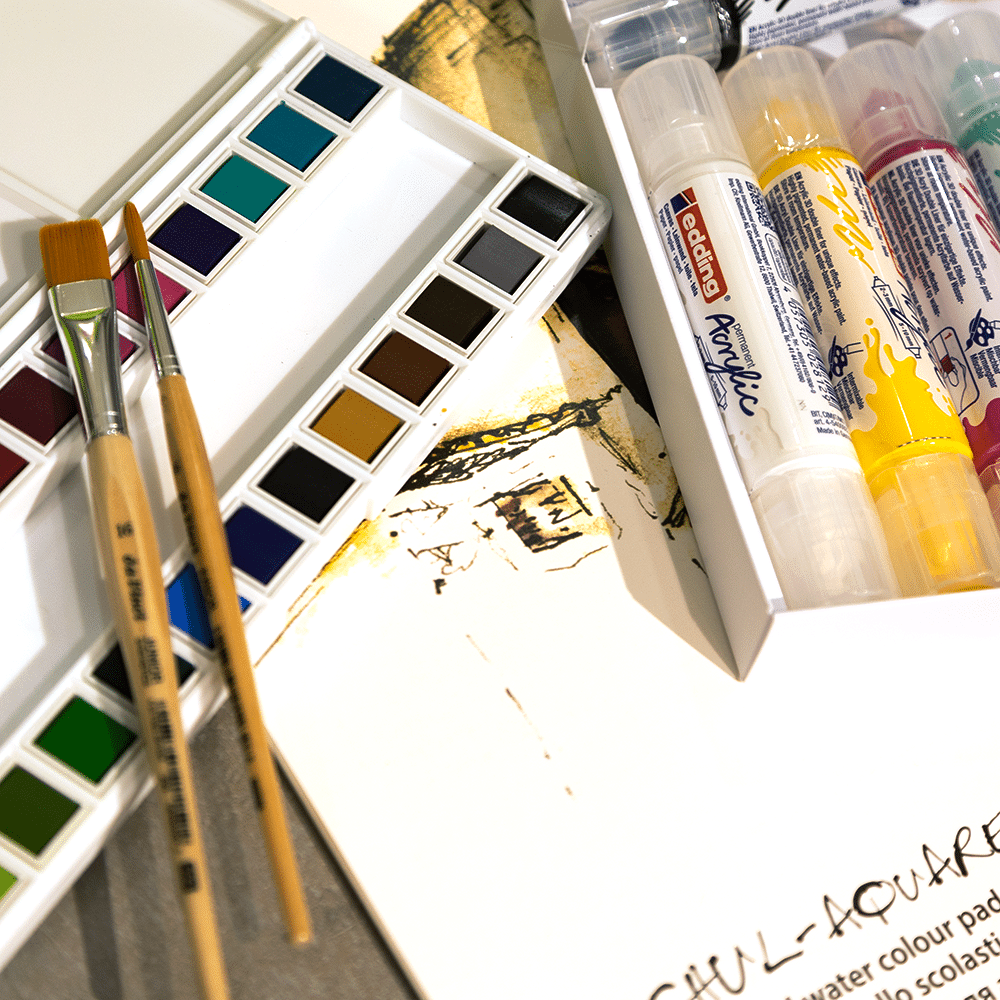 Aquarellkasten mit Pinseln und Acrylfarben für den Künstlerbedarf