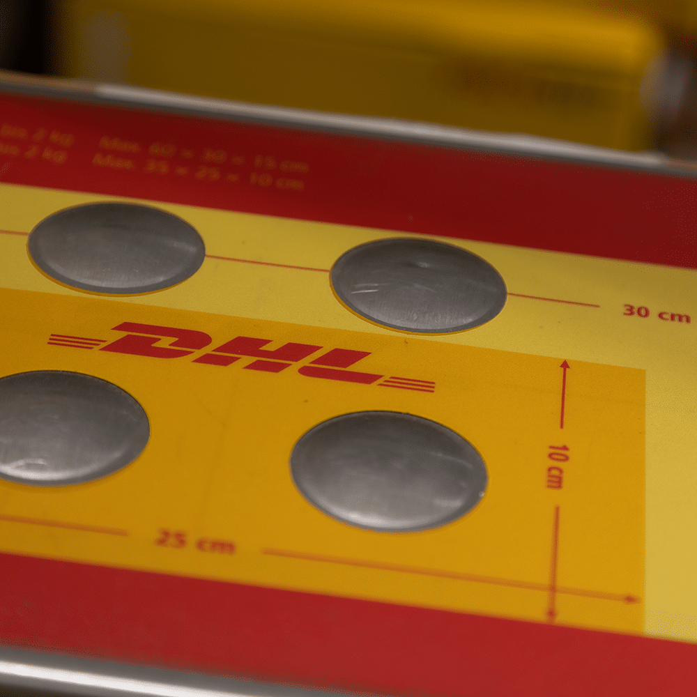 DHL-Paketwaage mit Größenmarkierungen