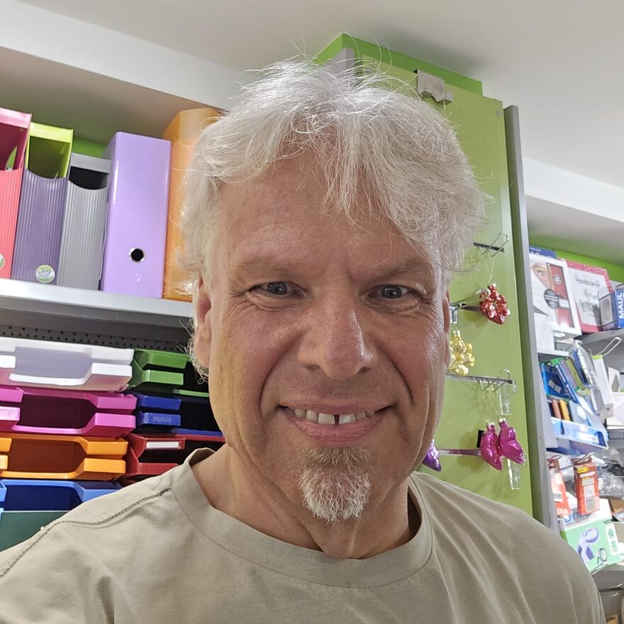 Artur Wengert, Inhaber von Papier & Co, lächelt in die Kamera